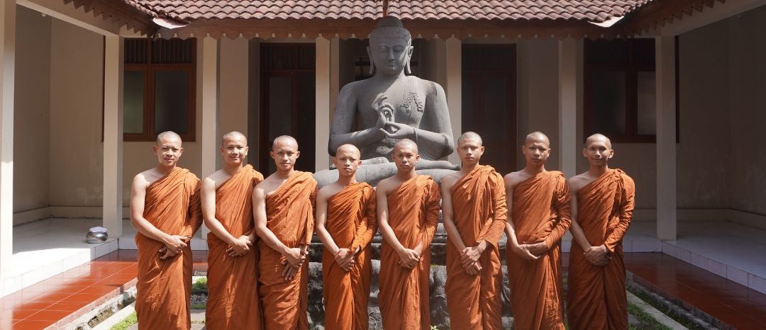 16 Mahasiswa STAB Syailendra Mengikuti Program Pabbajja Samanera dan Latihan Atthasilani di Wihara Mendut